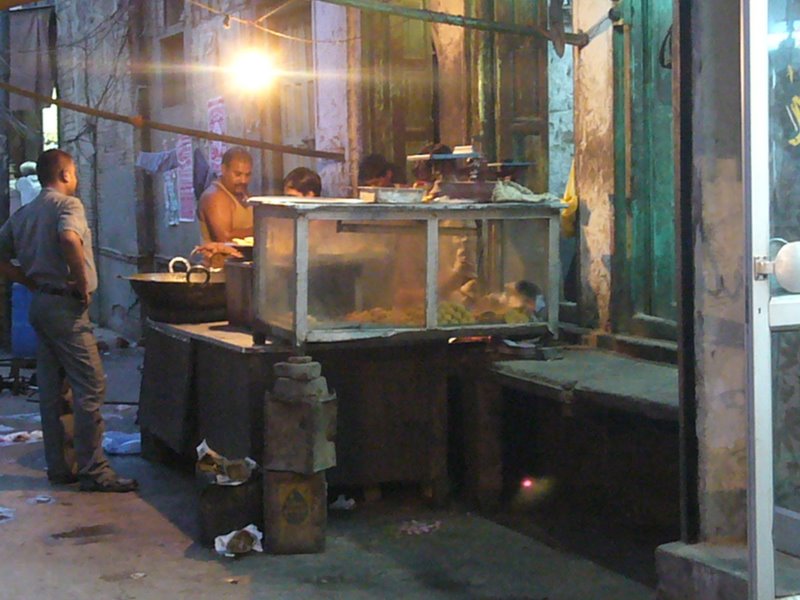 Street vendors selling samosa and bhaji for 4rs/3rs